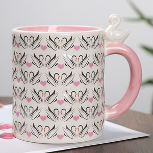 Venta al por mayor de fábrica: Tazas de porcelana de hueso con forma 3D creativas y únicas de dibujos animados (zorro, cisne, ballena, animal), 500ml, ecológicas y reutilizables, con bolsa de papel. - Product Image 4
