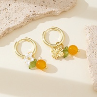 Modieuze oranje nepfruit honingbij-hoepeloorbel voor dames, elegante bloemenoorbellen, geschikt voor het dragen van sieradengeschenken