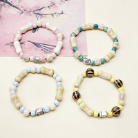 Une niche de bijoux en céramique de style chinois ancien et traditionnel avec un seul cercle d'ornements en porcelaine
