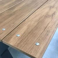 Ensemble de meubles de patio en bois moderne pour l'extérieur, pour salle à manger, parc ou hôtel, restaurant, jardin, tables et chaises