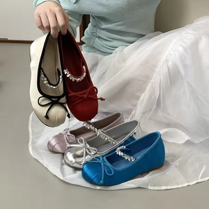 Chaussures à talons chaton confortables et élégantes en satin léger et cuir orné de strass, à bout pointu et talon bas, pour homme et femme - Product Image 2