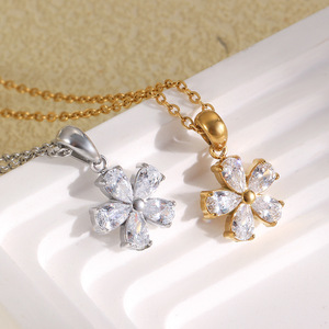 B081 Collier en acier inoxydable plaqué or 18 carats, bijoux fantaisie, pendentif fleur à cinq pétales en zircon, collier élégant et luxueux - Product Image 5