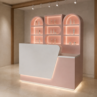 Comptoir de réception de salon de beauté personnalisé avec éclairage LED, armoire murale arquée pour soins de la peau, vitrine de présentation de cosmétiques pour magasin de détail