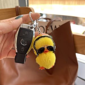 Niedliche Nerz-Entchen Auto-Schlüsselanhänger Pompom Schlüsselkette Helm <span class=keywords><strong>Pilot</strong></span> Mini Gelbe Ente Plüsch-Schlüsselanhänger Spielzeug Rucksack Tasche Charms Anhänger - Product Image 4