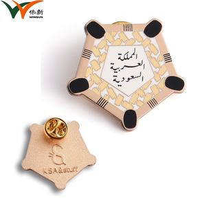 Pin de Esmalte Suave Dorado con Patrón de Grafiti Pentagonal de Marca Privada, Insignia Metálica Personalizada - Product Image 6