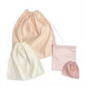Sacs d'emballage cadeau en satin de soie pliables avec fermeture à l'épaule, personnalisés avec logo imprimé, de haute qualité, doux, pour la vente en gros - Product Image 4