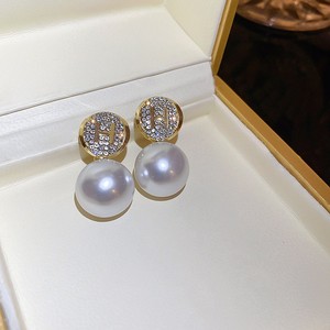 Boucles d'oreilles clous en perles et lettres style diamant français, tendance, personnalité, luxe léger, tempérament, vente en gros pour <span class=keywords><strong>femme</strong></span> - Product Image 4
