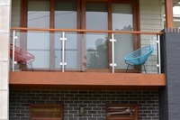 Système de balustrade en verre et aluminium de qualité professionnelle avec rail supérieur pour balcon d'appartement, résistant aux intempéries et à la corrosion