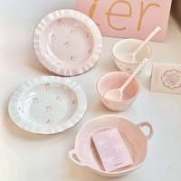 Service de vaisselle en céramique rose style Instagram avec accents décoratifs, comprenant un bol à nouilles, un bol à riz et une assiette, en porcelaine sous-glaçurée, compatible micro-ondes