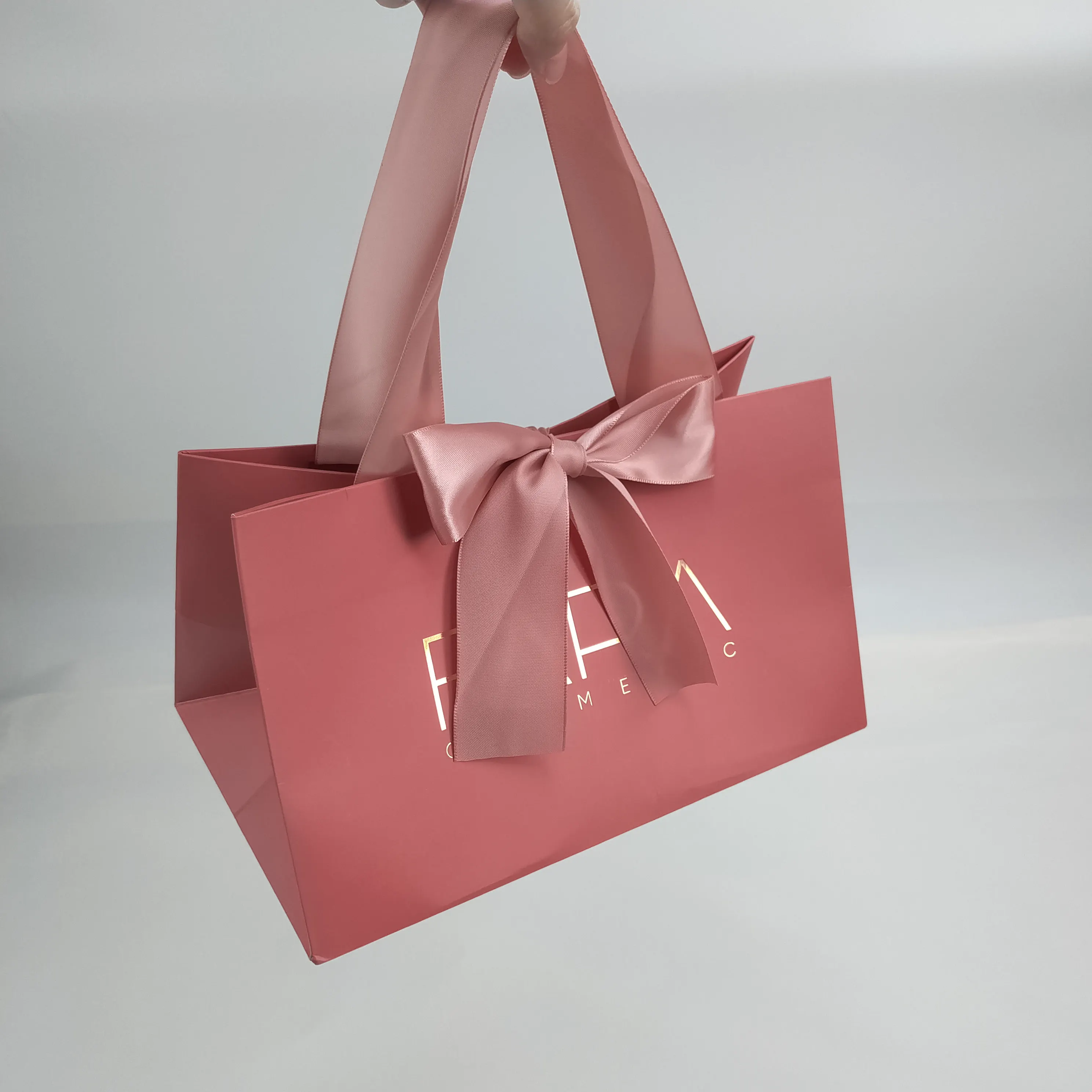 Logo imprimé sur mesure bijoux emballage Kraft sac en papier avec poignées en ruban feuille d'or rose sac en papier cadeau