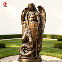 Statue en bronze grandeur nature du Saint-Archange Michel avec épée et bouclier écrasant un serpent, sculpture religieuse de jardin