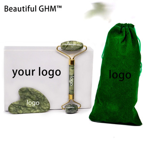 Vente en gros d'usine Logo gratuit 100% Véritable rouleau de <span class=keywords><strong>jade</strong></span> naturel Outil de <span class=keywords><strong>massage</strong></span> facial Gua Sha <span class=keywords><strong>Stone</strong></span> <span class=keywords><strong>Jade</strong></span> Roller Set - Product Image 1