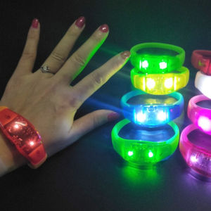 Braccialetto in Silicone a LED con Logo personalizzato, braccialetto luminoso multicolore attivato dal suono, banda luminosa promozionale per eventi e concerti - Product Image 3