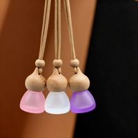 Nouveau design, diffuseur d'huiles essentielles pour voiture personnalisé de 8 ml, flacon diffuseur de parfum pour voiture suspendu avec bouchon à vis en bois
