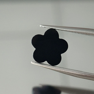 Piedra suelta de ágata ónix negra natural en forma de flor para la fabricación de joyas. - Product Image 1