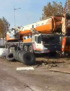 Grúa sobre Camión Zoomlion QY300v 150T Usada de 2015 con Motor Weichai, Altura de Elevación de 65 m - Product Image 3