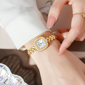 Reloj de Cuarzo con Cadena de Girasoles Pequeños, Regalo Perfecto para las Fiestas, para Mujer - Product Image 1