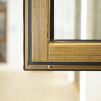 Fenêtres en bois massif sur mesure, ouverture basculante, triple vitrage, cadres en bois, fenêtres en bois et aluminium