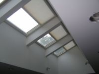 Cortinas Panal de Abeja Motorizadas Modernas Persianas Eléctricas Opacas Blackout con Patrón Horizontal de Tela para Techo y Tragaluz