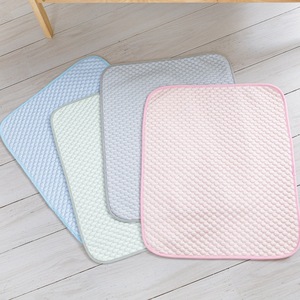 Alfombrilla transpirable de seda helada para mascotas para el verano para perros y gatos: almohadilla fría multiusos para sofá, suelo y asiento de coche - Product Image 1