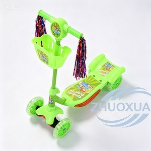 Trottinette pour enfants verte avec panier, trois roues, corps en plastique, pour jeux en plein air, 2-4 ans - Product Image 1