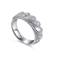 Petit mais puissant |   Bague solitaire en or 18 carats avec diamant en forme de goutte de 0,16 ct, pavé minimaliste, bande empilable