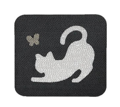 Un chat à dos noir bondit sur un papillon