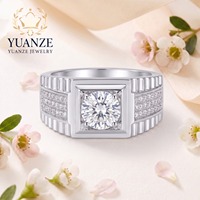 S925 Silber 18K Vergoldeter Luxus-Herrenring mit Moissanit, Breite Ausführung, Quadratischer Rahmen, Vierklauen-Fassung, Business-Ring