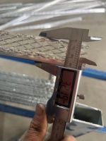 Fournitures d'usine Vente en gros de matériaux de construction en métal Perles d'angle pour cloisons sèches déployées pour le rendu Perle d'angle en aluminium pour le plâtrage