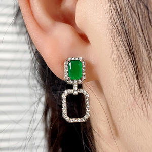 Pendientes Colgantes Bvlgari con Corte Esmeralda, Oro Blanco, Engaste de Diamantes en Bisel, Joyería Geométrica de Lujo para Mujer, Ideal para Fiestas - Product Image 5