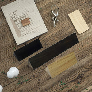 Targhetta da scrivania personalizzata in legno di pino a doppia faccia, lucida, sostenibile, con nome e colore personalizzabili, per ufficio e azienda - Product Image 6