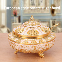 Direct van de fabriek: decoratieve cadeauset met Arabische peper, suiker, kruiden, specerijen, gedroogd fruit, snoep, en feestborden.