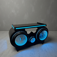 Station DJ de style technologique moderne avec éclairage RGB, logo lumineux personnalisé, table de DJ avec découpe de circuit imprimé pour clubs, salons et événements
