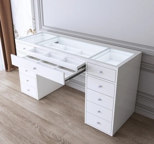 Table de toilette moderne en bois avec panneaux, poignées en cristal, plateau en verre transparent et compartiment de rangement <span class=keywords><strong>secret</strong></span> pour chambre et hôtel – Collection Glam Room Luxe - Product Image 1