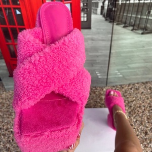 Sandalias de tacón grueso con plataforma alta para mujer, personalizables en varios colores, con tiras cruzadas de piel sintética, estilo mule, con punta cuadrada abierta y peludas - Product Image 5