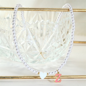 Collar de Perlas de Alta Gama con Colgante de Concha en Forma de Corazón y Letra Inicial Esmaltada Colorida para Mujer - Product Image 6