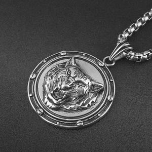 Collier tendance hip-hop en acier inoxydable plaqué titane avec pendentif animal classique rétro punk, tête de lion et de loup - Product Image 2