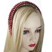 Serre-tête artistique rouge style punk rock clouté avec rivets pointus, accessoire de mode gothique pour cheveux, idéal pour fêtes, festivals, concerts et costumes