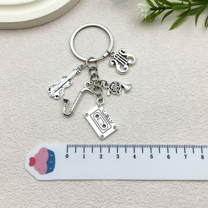 Llavero de Metal Creativo con Diseño de Instrumentos Musicales: Mini Saxofón, Casete, Violín. Colgante para Bolso, Joyería DIY, Regalos para Hombre, Llavero para Coche. - Product Image 6