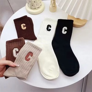 Chaussettes de sport montantes pour femme, personnalisées en gros, pour l'automne et l'<span class=keywords><strong>hiver</strong></span>, avec lettres brodées, motif uni style universitaire, grande lettre C - Product Image 2