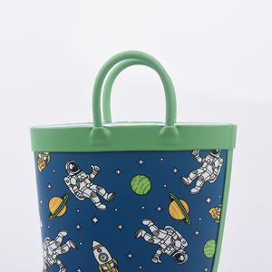 Bottes de pluie imperméables pour enfants avec une coloration bleu-vert, ornées d'imprimés d'astronautes et dotées d'un anse de transport - Product Image 6