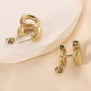 Boucles d'oreilles Huggie en forme de C à double couche, plaquées or 18 carats, en acier inoxydable, géométriques, tendance pour tous les jours - Product Image 5
