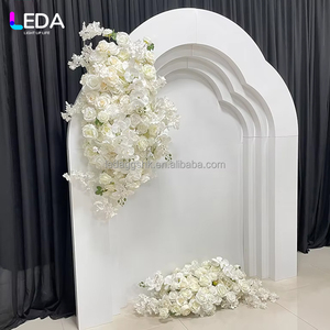 Arche murale décorative LEDA en métal blanc 3D multicouche avec chemin de fleurs pour mariages, fêtes et baby showers - Product Image 1