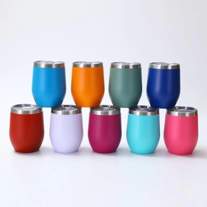 Vasos para vino con tapas, ideales para nuestras noches de Música en el Parque, mantienen el vino frío y son muy convenientes para viajar. - Product Image 1