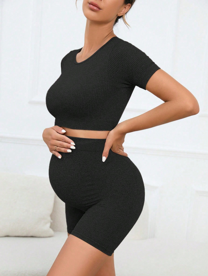 High-Waist Activewear Set: fabric, pocket and construction detail