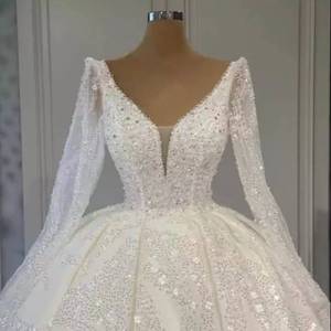 S556Q 2025 Nouvelle robe de mariée en dentelle à col en V avec des perles, style féerique - Product Image 1