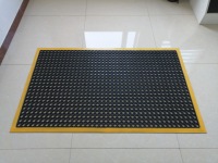 Tapis en caoutchouc respirant amortissant les chocs, anti-abrasion, avec conception de drainage pour poste de travail de machine-outil de précision
