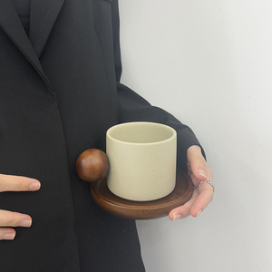 BloomSip Tasse à café en céramique nordique avec poignée sphérique flottante, ensemble tasse et soucoupe mélange de couleurs minimaliste, vente en gros, logo personnalisé, OEM, ODM, cadeau - Product Image 1