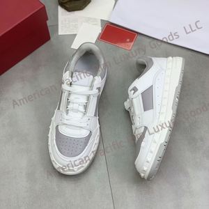 Chaussures de skate haut de gamme pour hommes et femmes avec clous rouges, respirantes, à semelle basse, antidérapantes et sécurisées pour une utilisation estivale décontractée - Product Image 1