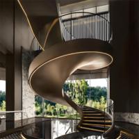 Escalier intérieur en colimaçon de luxe avec garde-corps en verre courbé Bandes de roulement en bois massif Cadre moderne en acier pour maisons duplex et villas